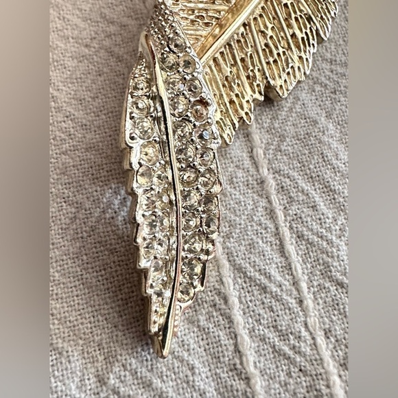 Vintage Sarah Coventry Brooch Signed Rhinestone Gold Tone Leaf  Pin 5424 G - Picture 3 of 10